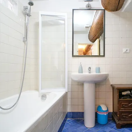 Cavour La Citta Vecchia Генуя