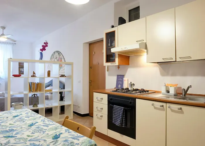 Cavour La Citta Vecchia * Genova