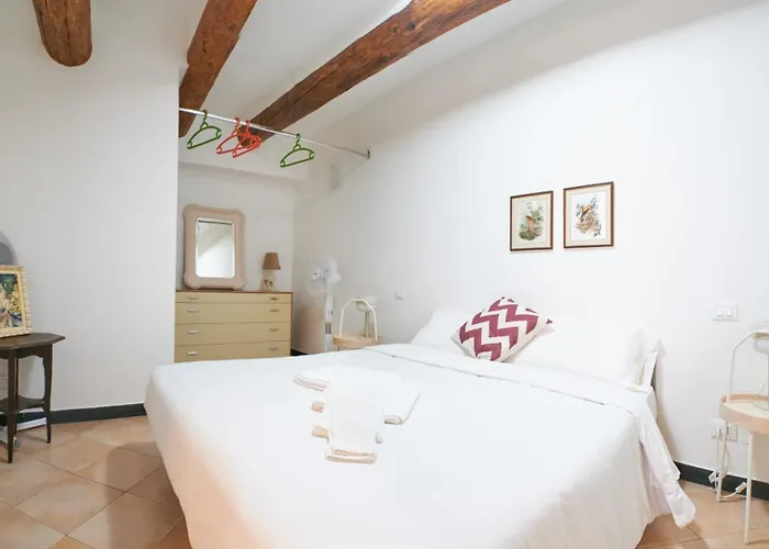 Cavour La Citta Vecchia * Genova