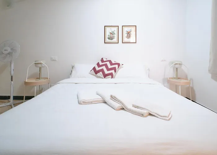 Cavour La Citta Vecchia * Genova