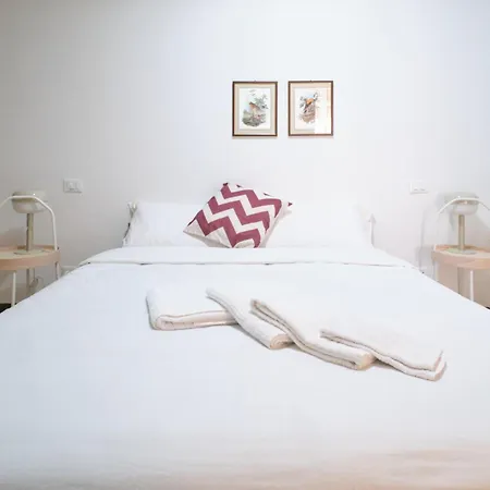 Cavour La Citta Vecchia * ジェノヴァ